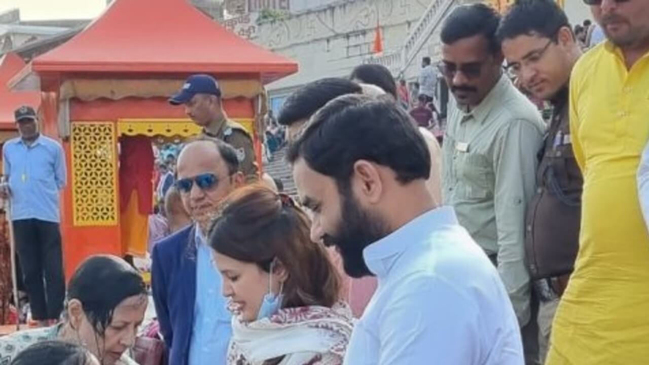 MS Dhoni Wife Sakshi हरिद्वार पहुंची धोनी की पत्नी साक्षी, पौड़ी पर गंगा स्नान कर किया प्रसाद वितरण, 25 अक्टूबर से छठ महापर्व की शुरुआत