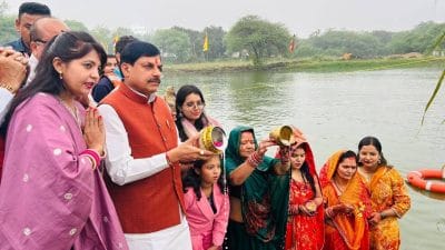 सीएम डॉ मोहन यादव ने सूर्य को अर्घ्य देकर दी छठ पर्व की बधाई, उज्जैन में मिथिलांचल घाट बनाने की घोषणा