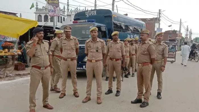 UP News: जुमा की नमाज शांतिपूर्ण ढंग से सम्पन्न, संवेदनशील जिलों में सख्त पुलिस बंदोबस्त