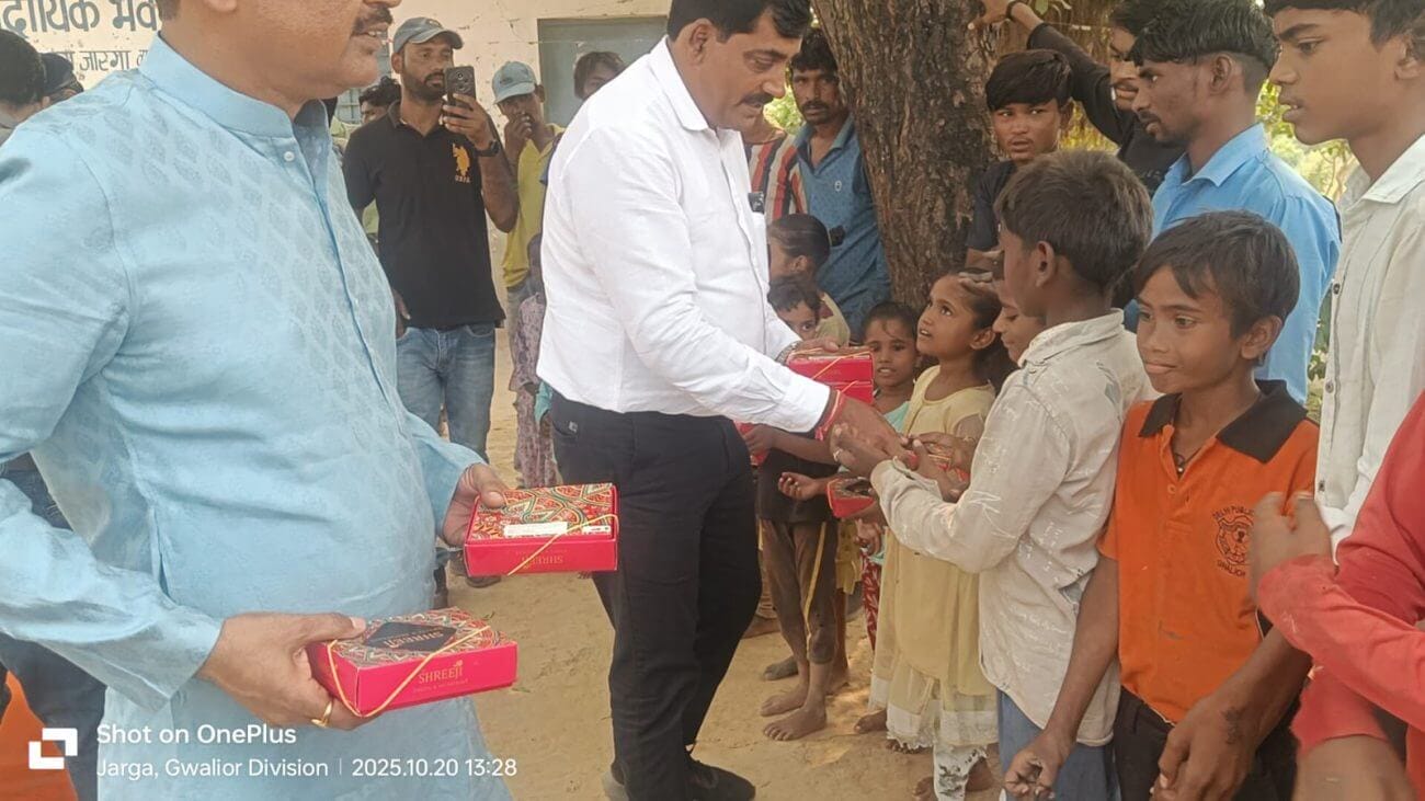 Diwali 2025 Diwali 2025: सीएम डॉ मोहन यादव की मंशा ने खिलाये बच्चों के चेहरे, सरकारी अफसर पहुंचे जरुरतमंदों के पास, मिली मिठाई, आतिशबाजी
