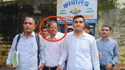 सफाई संरक्षक से मांगी 1 लाख रुपये रिश्वत, नगर निगम कर्मचारी को 25000 लेते लोकायुक्त पुलिस ने रंगे हाथ दबोचा