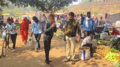 मानवता को शर्मसार करने वाली तस्वीर आई सामने, लोहे की जंजीरों में जकड़ा युवक लगा रहा गुहार, वीडियो वायरल