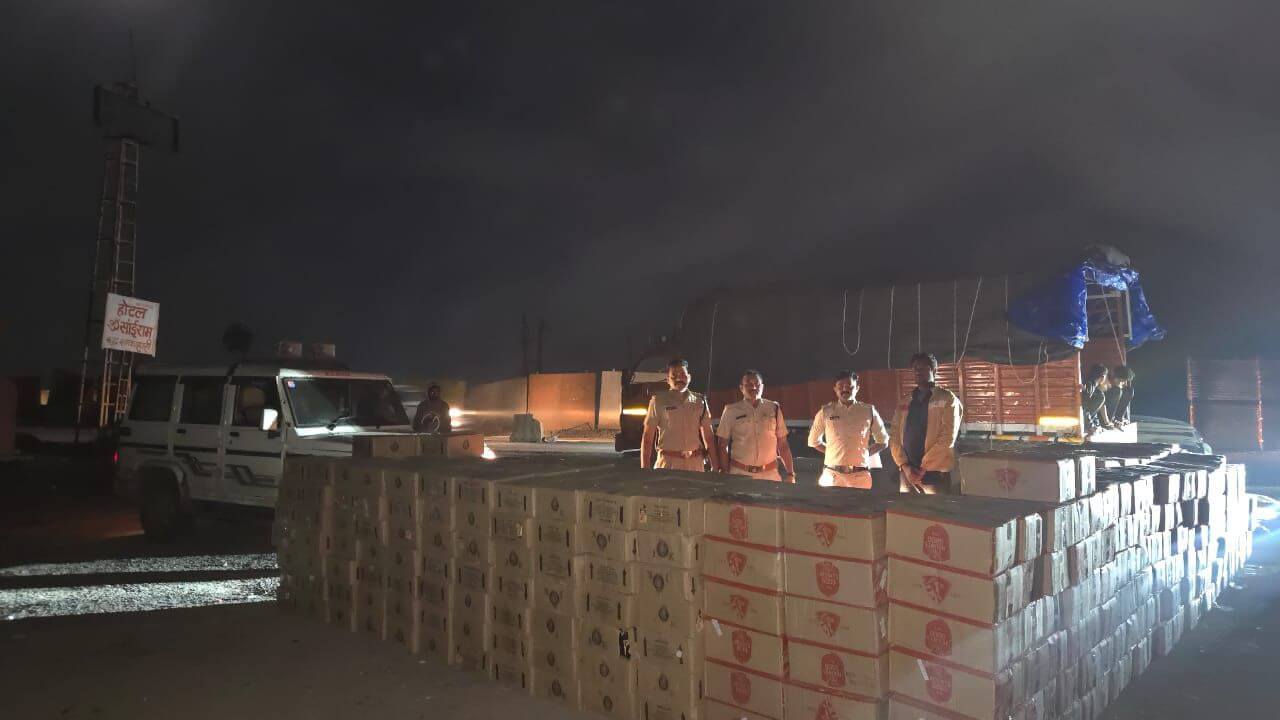 आबकारी विभाग का एक्शन, भूसे की बोरियों के नीचे छिपाकर ले जाई जा रही 32 लाख रुपये से ज्यादा की अवैध शराब जब्त