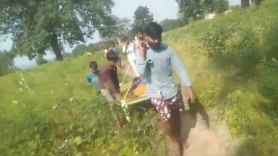 बुजुर्ग महिला को नहीं मिली एम्बुलेंस, परिजन खाट पर लादकर ले गए अस्पताल, सामने आया वीडियो