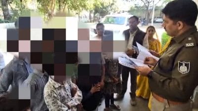 हमें दबंगों, गुंडों से बचाएं, स्कूल आने से रोकते हैं, किताबें नदी में फेंकते हैं, धमकी देते हैं, हमें पढ़ना है सर…. मासूमों की पुलिस से गुहार