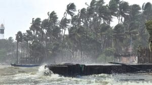 चक्रवात ‘दित्वा’ का कहर! श्रीलंका एयरपोर्ट पर फंसे 300 भारतीय, इंडियन नेवी ने भेजे दो युद्धपोत