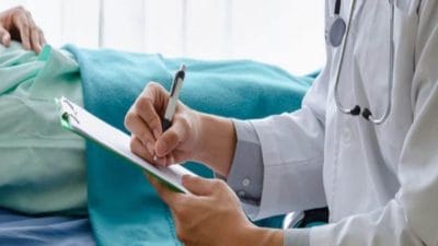 बगैर डिग्री के मास्टर साहब बन गए डॉक्टर, क्लिनिक खोलकर कर रहे थे इलाज, कलेक्टर ने किया निलंबित