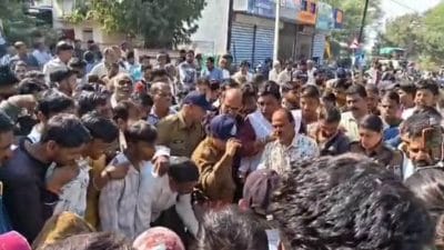 सड़क हादसे में मौत, FIR नहीं होने से भड़के ग्रामीणों का उग्र प्रदर्शन, चक्का जाम, आरोपी गिरफ्तार