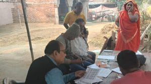 SIR : 100% डिजिटाइजेशन करने वाले BLO को प्रशासन का तोहफा, परिवार के लिए फ्री मूवी टिकट, डिनर और भी बहुत कुछ…