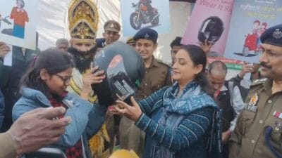यमराज ने किया यातायात नियम का उल्लंघन करने वालों को जागरूक! अधिकारियों ने बांटे हेलमेट