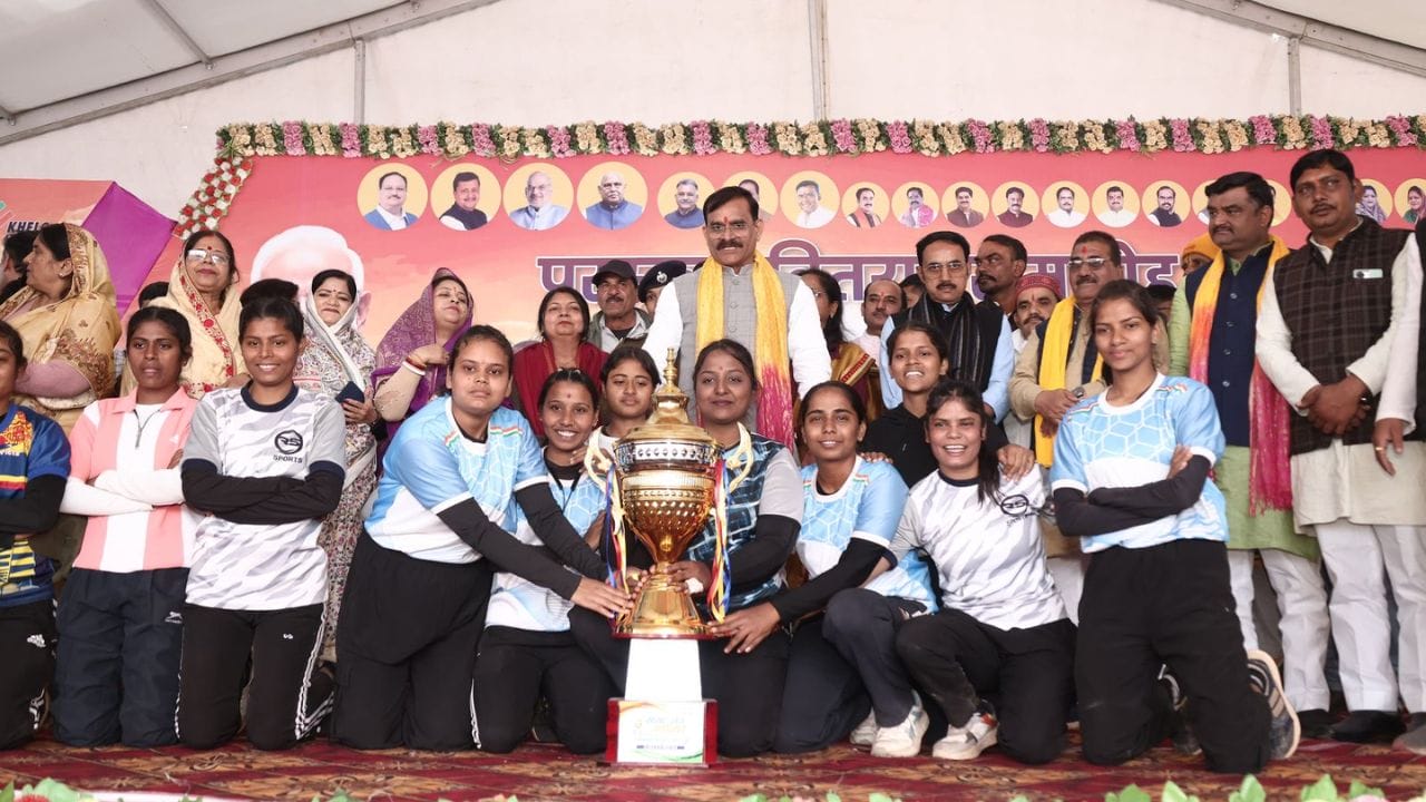 सांसद खेल महोत्सव के समापन पर वीडी शर्मा ने खिलाड़ियों को किया सम्मानित, बोले- खेलों से अनुशासन ,नेतृत्व क्षमता का विकास होता है