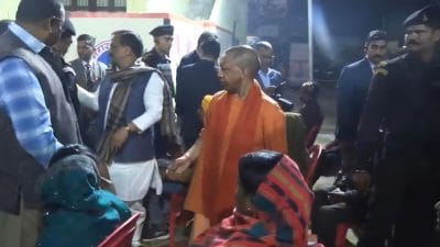 CM योगी आदित्यनाथ ने रेलवे स्टेशन और रैन बसेरों का किया औचक निरीक्षण, गरीबों को बांटे कंबल और भोजन, पूछा “कोई असुविधा तो नहीं हो रही?”