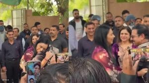 तान्या मित्तल के पिता पहली बार आए सामने, घर की झलक और गाड़ियों की लाइन देख चौंके लोग