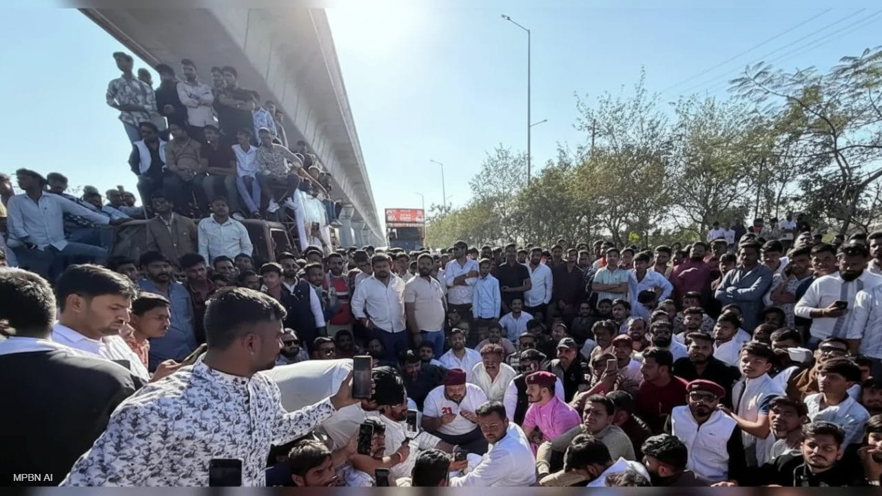 CM दौरे के कारण बदली व्यवस्था, करणी सेना के कार्यकर्ताओं ने सुपर कॉरिडोर पर दिया धरना