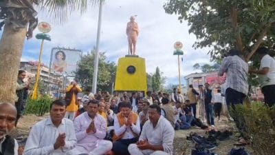 महात्मा गांधी का नाम हटाने से भड़की कांग्रेस, मंजीरें, शंख बजाकर किया प्रदर्शन, BJP पर साधा निशाना