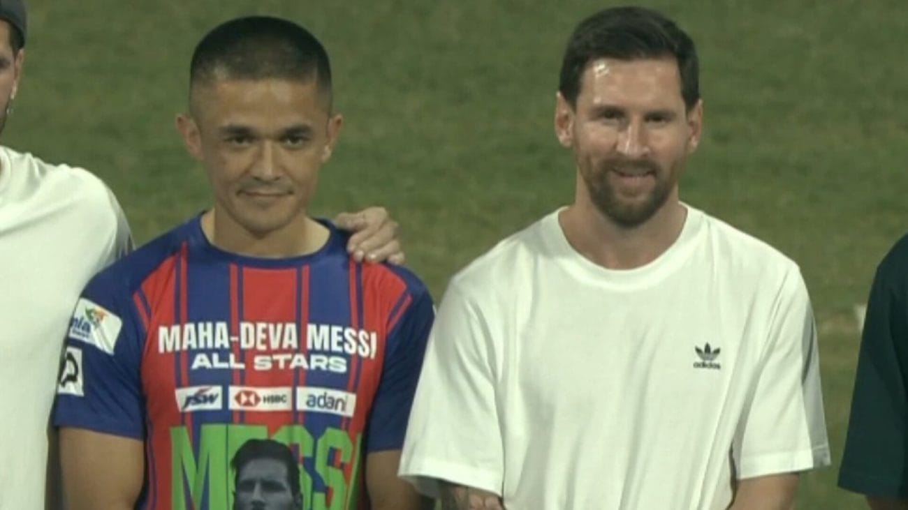 मुंबई में मेसी से मिले सुनील छेत्री, जर्सी पहनने पर सोशल मीडिया पर छिड़ी बहस; फैंस ने बताया अपमान