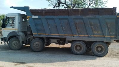 ग्वालियर में दर्दनाक हादसा: धूप सेंक रहे 90 वर्षीय बुजुर्ग पर पलटा गिट्टी से भरा डंपर, मौके पर मौत