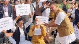 MP विधानसभा में ‘बंदर के हाथ उस्तरा’: कांग्रेस विधायक ‘बंदर’ का रूप धरकर पहुंचे, सरकार के खिलाफ जोरदार प्रदर्शन, विश्वास सारंग बोले- नौटंकी कंपनी में चले जाएं