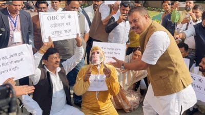 MP विधानसभा में ‘बंदर के हाथ उस्तरा’: कांग्रेस विधायक ‘बंदर’ का रूप धरकर पहुंचे, सरकार के खिलाफ जोरदार प्रदर्शन, विश्वास सारंग बोले- नौटंकी कंपनी में चले जाएं