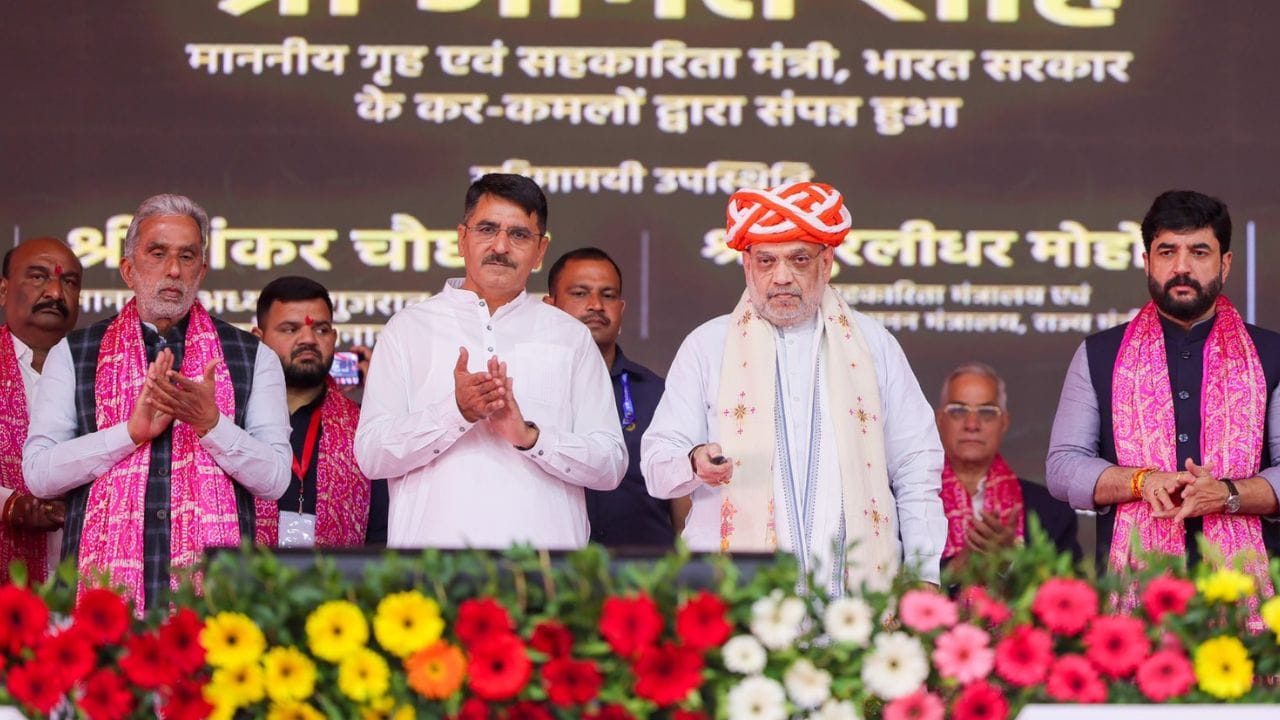 गुजरात में अमित शाह, कई डिजिटल सेवाएं लॉन्च, कहा- 5 साल में 20% बढ़ेगी डेयरी किसानों की इनकम 