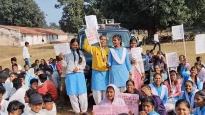 स्कूल परिसर में बना दिया धान खरीदी केंद्र, छात्र छात्राओं का फूटा गुस्सा, बोले- ये विद्यालय है मंडी नहीं