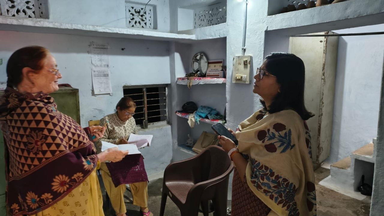 Gwalior Collector Ruchika Chauhan inspects Anganwadi
