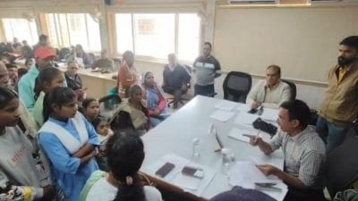 अतिथि शिक्षक की बर्खास्तगी पर कलेक्टर से भिड़ी छात्राएं, पैसा लेने का है आरोप, पढ़ें पूरी खबर