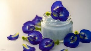 अपराजिता के फूल से बनाएं ग्लो बूस्टिंग क्रीम! कुछ ही दिनों में चमकता दिखेगा चेहरा