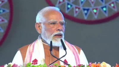 असम दौरे पर प्रधानमंत्री मोदी, गुवाहाटी एयरपोर्ट के नए टर्मिनल का किया उद्घाटन, कांग्रेस पर बोला हमला