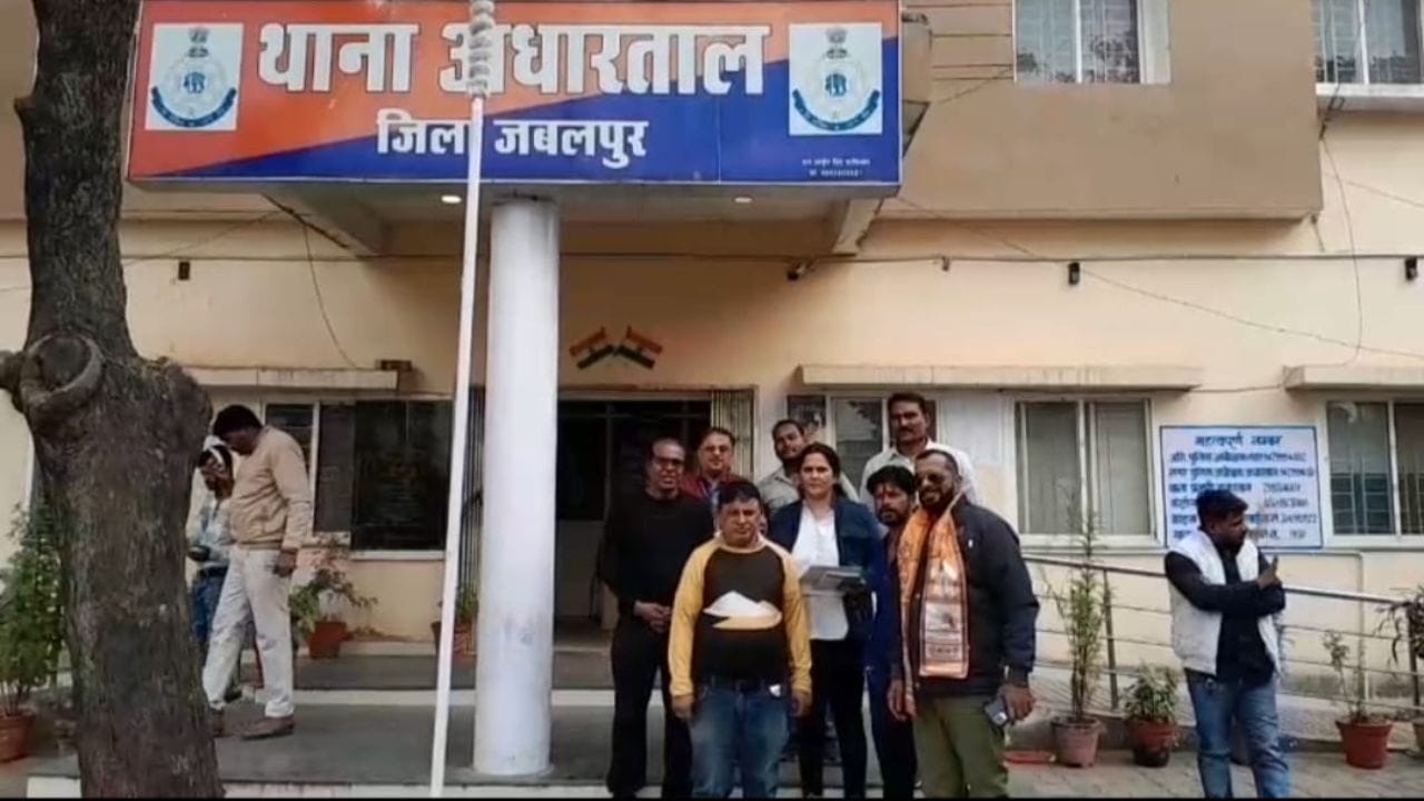 रिटायर्ड टीचर ने की पुलिस में शिकायत, स्कूल शिक्षक पर नाबालिग बेटे का ब्रेन वाश कर धर्मांतरण कराने का आरोप