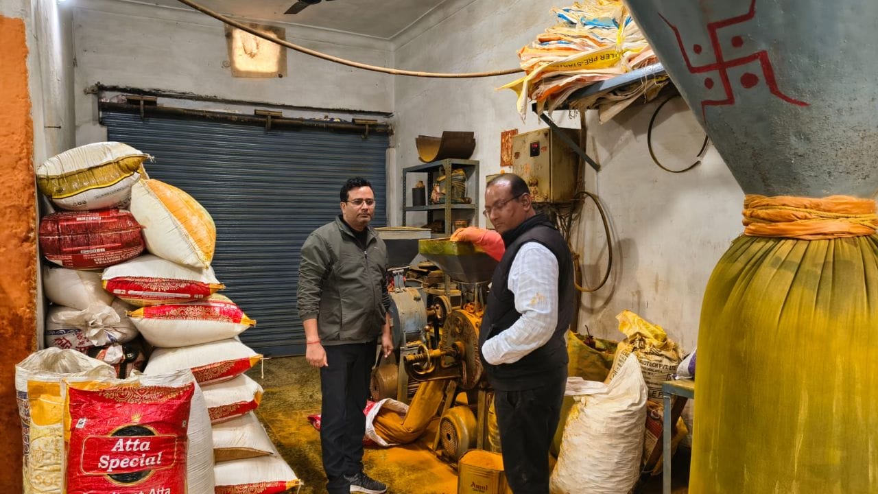 खाद्य विभाग का छापा, 1 लाख 75 हजार रुपए के मिलावटी मसाले जब्त, मिला रहे थे कलर, कैमिकल, चावल का चूरा