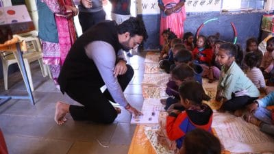 पोषण भी, पढ़ाई भी : बच्चों के साथ जमीन पर बैठे कलेक्टर, जाना आंगनवाड़ी शिक्षा का हाल, हाथ से बांटे फल