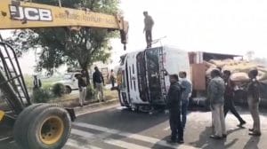 यह कैसी चेकिंग? ट्रक के सामने अचानक आए RTO कर्मचारी, बचाव में पलटा ट्रक, ड्राइवर ने लगाया अवैध वसूली का आरोप