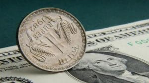 रुपए में रिकॉर्ड गिरावट! डॉलर के मुकाबले रुपया पहली बार 90 के पार, जानिए क्या है गिरावट का कारण