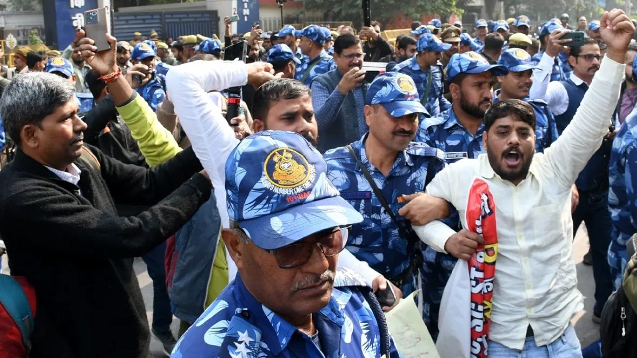 भर्ती परीक्षाओं में गड़बड़ी के खिलाफ छात्रों का फूटा गुस्सा, UPPSC दफ्तर के बाहर किया प्रदर्शन, पुलिस के साथ हुई झड़प