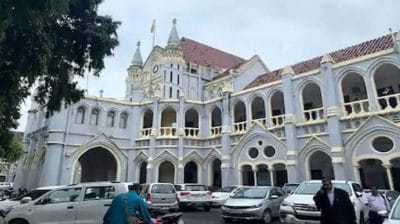 मेल टीचर्स की याचिका पर हाईकोर्ट ने राज्य सरकार से मांगा जवाब, पूछा – ‘किस नियम के तहत दिया गया महिलाओं को 100 प्रतिशत आरक्षण?’