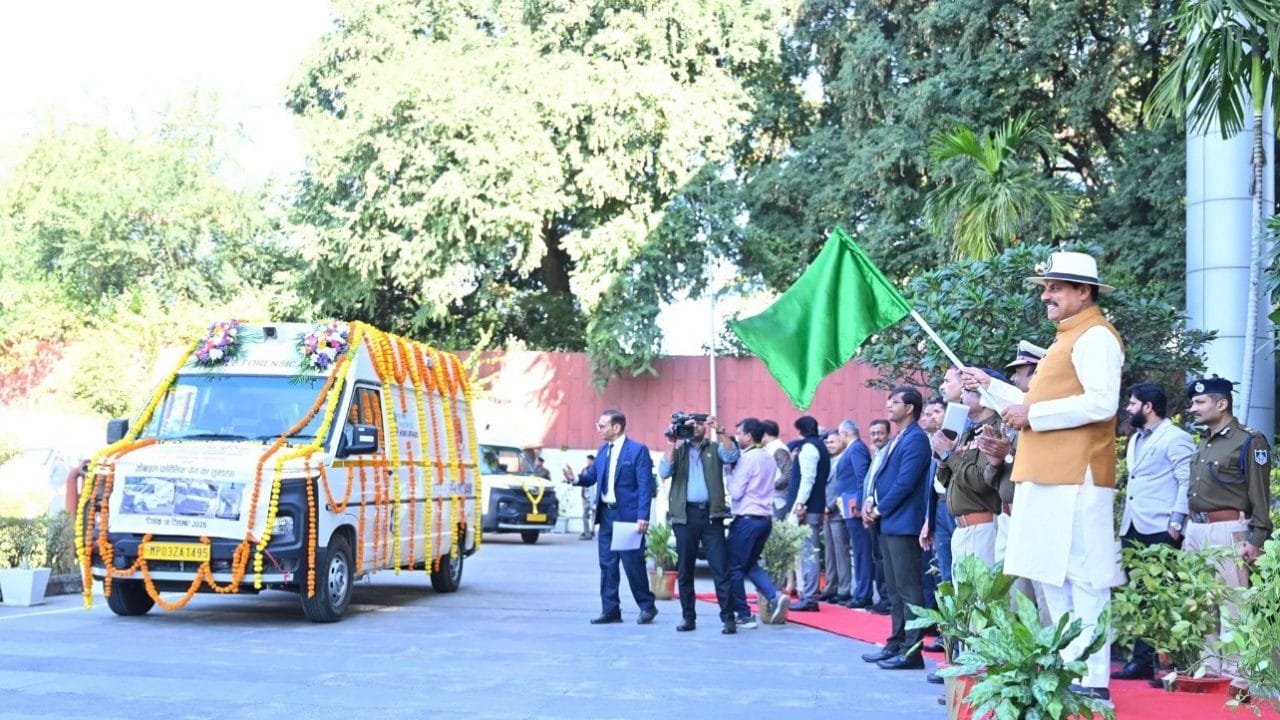 सीएम डॉ. मोहन यादव की भोपाल में पुलिस अधिकारियों के साथ अहम बैठक, पुलिस भर्ती बोर्ड की स्थापना को लेकर दिए निर्देश, मोबाइल फॉरेंसिक वैन को दिखाई हरी झंडी
