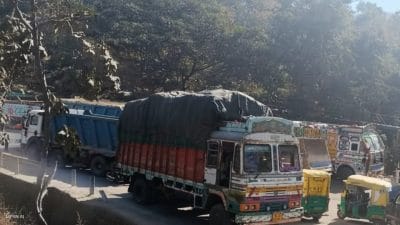 धनतालाब घाट पर घंटों ठप ट्रैफिक, वाहनों की रफ्तार रेंगती हुई, यात्रियों की मुश्किलें बढ़ीं