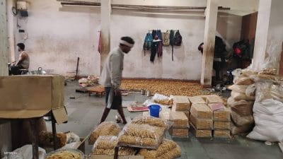 ये कैसी गजक बन रही थी? फैक्ट्री पर छापा, गंदगी देखकर अफसर भी हैरान