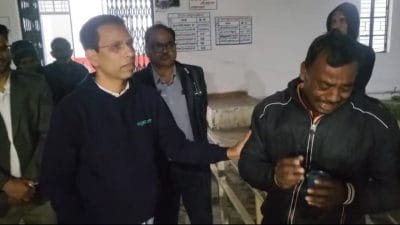 रात को निरीक्षण पर निकले कलेक्टर ने रोते हुए युवक से मांगी माफ़ी, उसे हुई परेशानी के लिए खुद को बताया जिम्मेदार