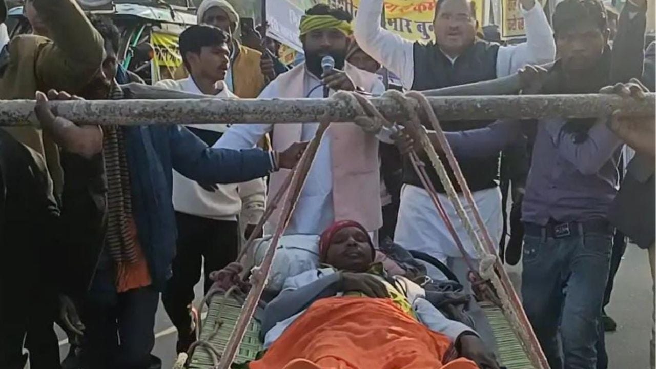 वनकर्मी पर आदिवासी को पीटने का आरोप, पीड़ित को खाट पर लिटाकर बैगा समाज ने निकाली रैली, एफआईआर दर्ज करने की मांग