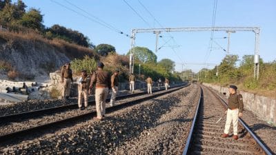 रील का जुनून पड़ा भारी! रेलवे ट्रैक पर वीडियो बनाते युवक-नाबालिग RPF की गिरफ्त में