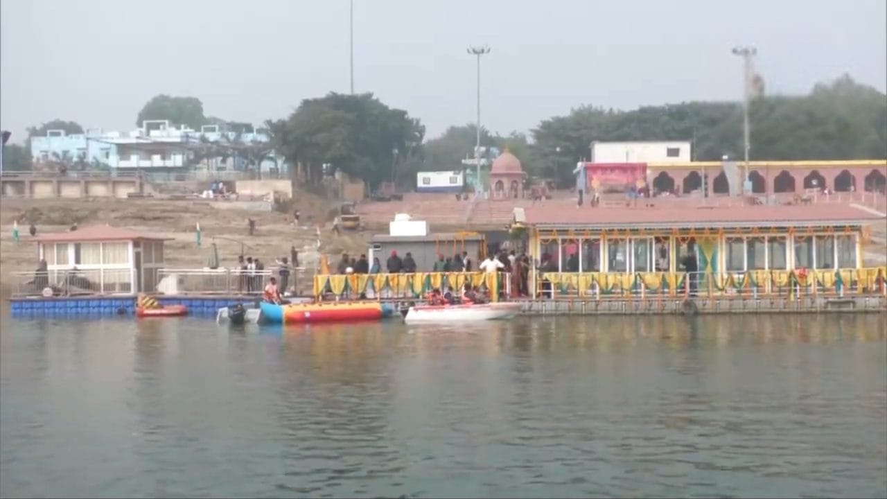 प्रयागराज में संगम स्नान के साथ अब मिलेगा वॉटर टूरिज्म का भी अनुभव, फ्लोटिंग रेस्टोरेंट और वाटर स्पोर्ट्स का उद्घाटन, यमुना नदी के बीच स्वादिष्ट भोजन का आनंद