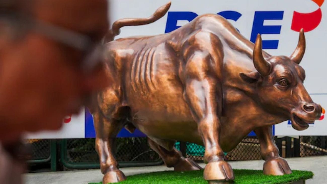 आज फिर भारतीय शेयर बाजार में गिरावट, सेंसेक्स और निफ्टी में लाल निशान में हो रहा कारोबार