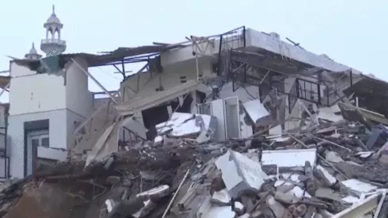 मस्जिद और कब्रिस्तान से सटी जमीन से अतिक्रमण हटाने पहुंची दिल्ली एमसीडी की टीम पर पथराव, 4 से 5 अधिकारियों को चोटें आईं