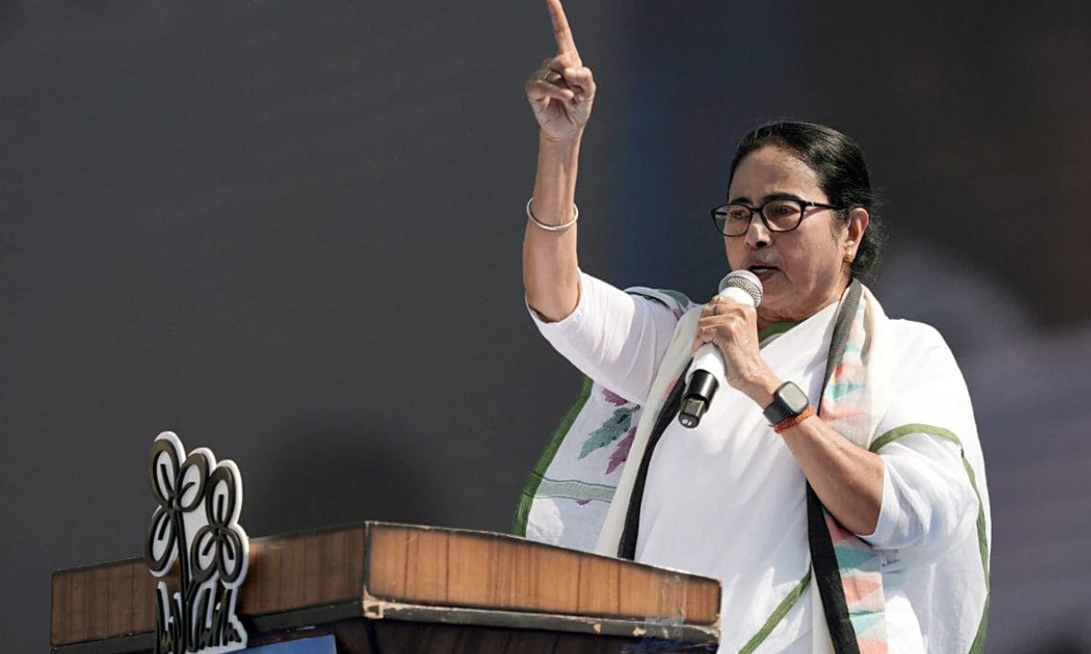 I-PAC के ऑफिस में ED की रेड, मुख्यमंत्री ममता बनर्जी ने बोला हमला, बीजेपी ने दिया जवाब, जानें पूरा मामला