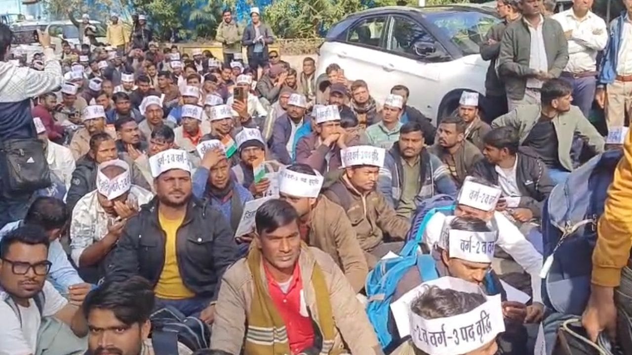 MP शिक्षक भर्ती में पद बढ़ाने की मांग को लेकर सड़कों पर उतरे शिक्षक, भोपाल में चयनित अभ्यर्थियों का विरोध प्रदर्शन, अधिकारियों को ज्ञापन सौंपा